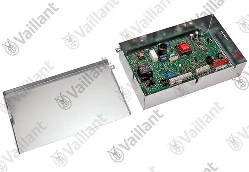 Vaillant Schaltkasten mit einer bestückten Leiterplatte, Schutzgehäuse offen, verschiedene elektronische Komponenten und Verbindungen sichtbar.